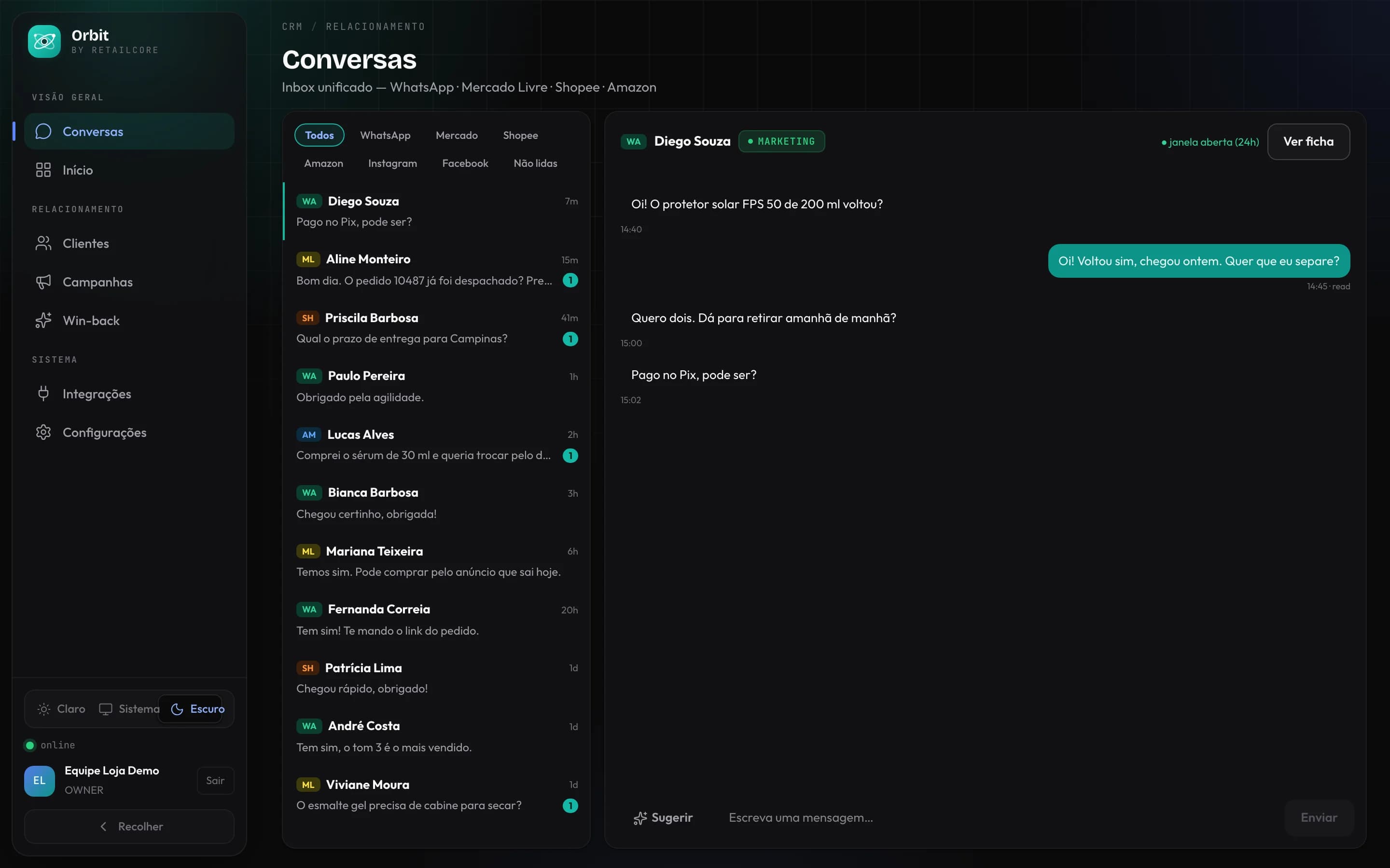 Caixa de entrada do Orbit: conversas de WhatsApp, Mercado Livre, Shopee e Amazon numa lista só e, aberta, a conversa com um cliente sobre a volta de um protetor solar ao estoque.