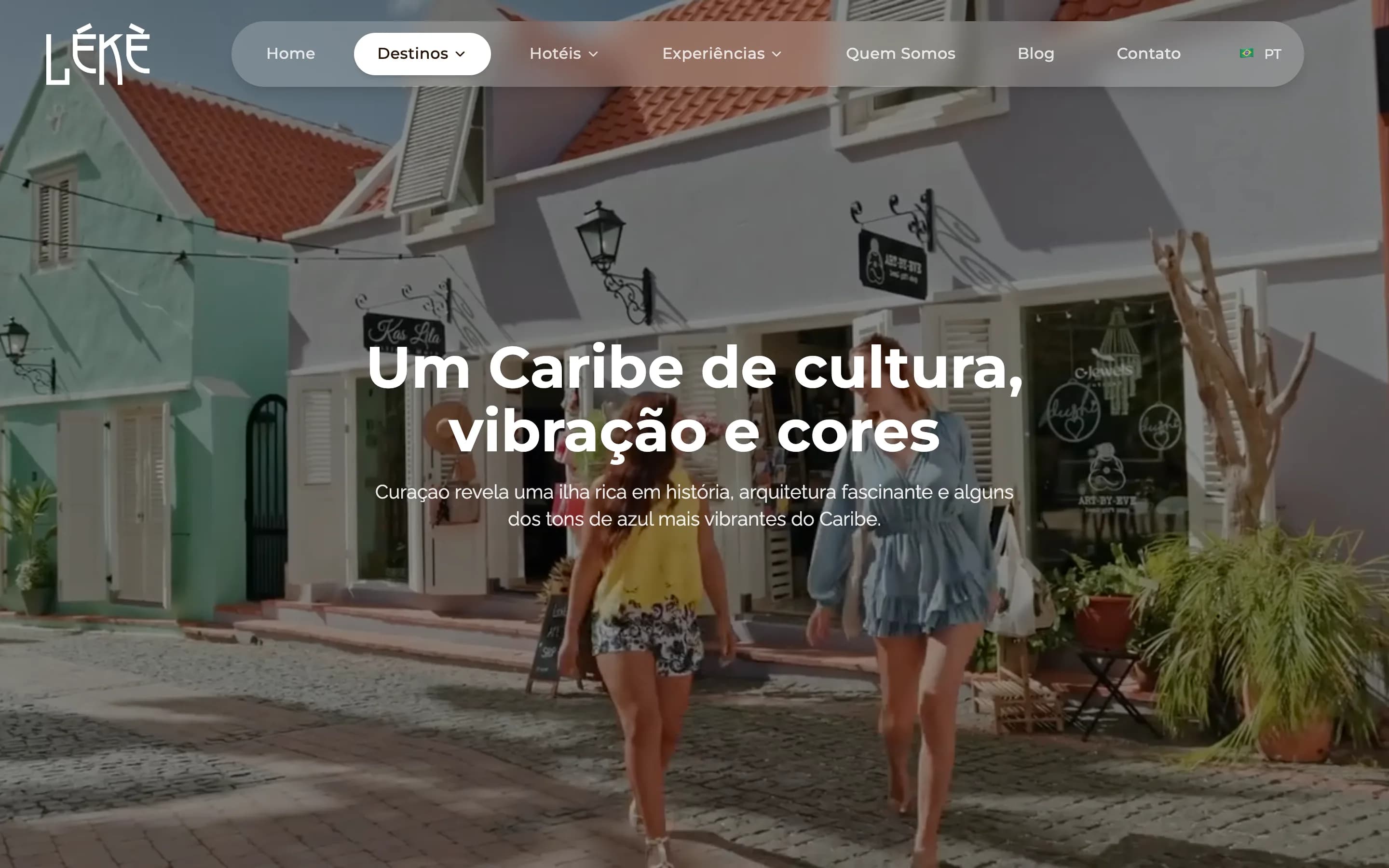 Página de destino da Léké, em português, com a foto de uma rua colorida de Curaçao e o título "Um Caribe de cultura, vibração e cores".